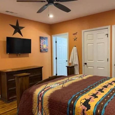 Stockyards!-1 Block Away ! Cowboy Cottage Sleeps 9 Fort Worth Exterior photo