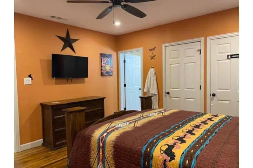 Stockyards!-1 Block Away ! Cowboy Cottage Sleeps 9 Fort Worth Exterior photo