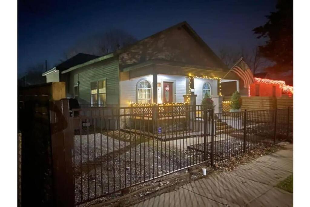 Stockyards!-1 Block Away ! Cowboy Cottage Sleeps 9 Fort Worth Exterior photo