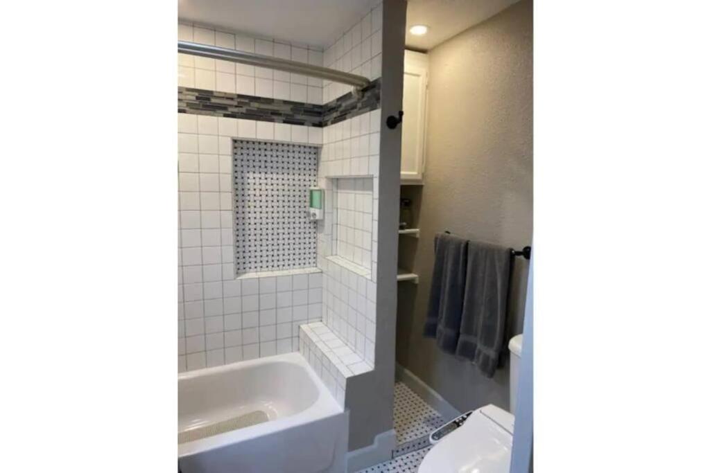 Stockyards!-1 Block Away ! Cowboy Cottage Sleeps 9 Fort Worth Exterior photo