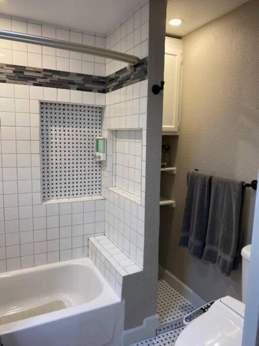 Stockyards!-1 Block Away ! Cowboy Cottage Sleeps 9 Fort Worth Exterior photo