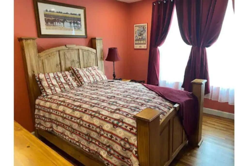Stockyards!-1 Block Away ! Cowboy Cottage Sleeps 9 Fort Worth Exterior photo