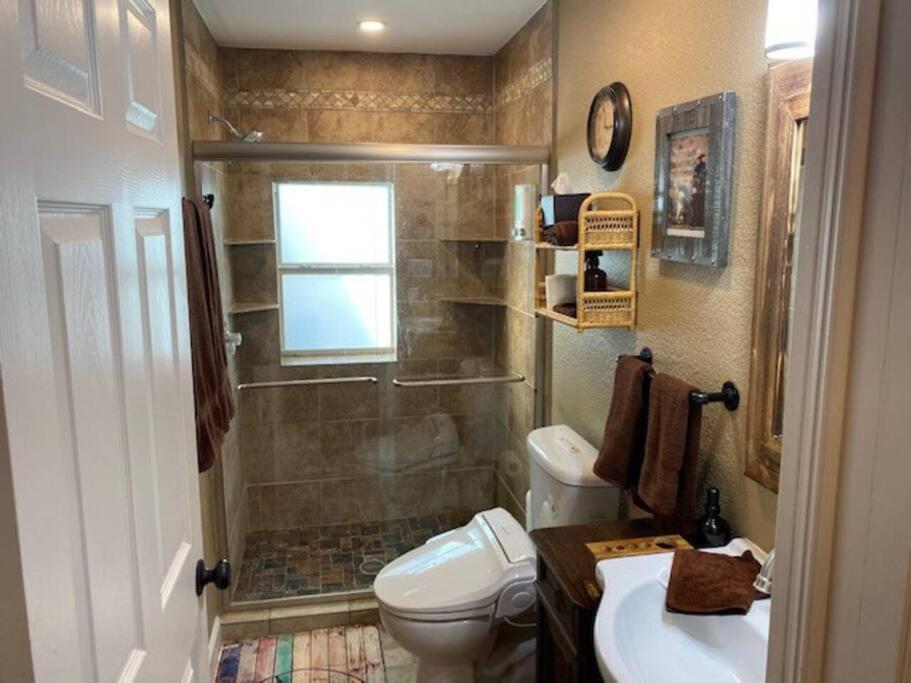 Stockyards!-1 Block Away ! Cowboy Cottage Sleeps 9 Fort Worth Exterior photo