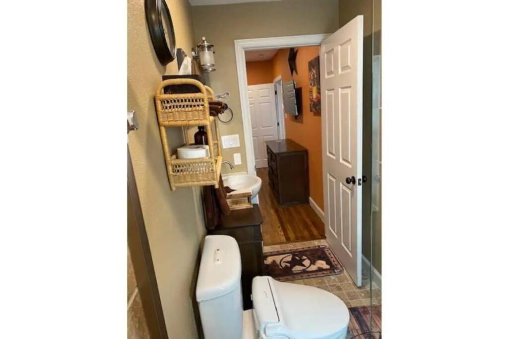 Stockyards!-1 Block Away ! Cowboy Cottage Sleeps 9 Fort Worth Exterior photo